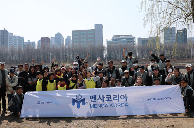 ‘세계 물의 날’ 맞이 플로깅에 참가한 멘사코리아 회원, ‘성난 고래의 노래’, ‘런 위드 주디’, ‘PLLI(플리)’가 단체사진을 촬영하고 있다