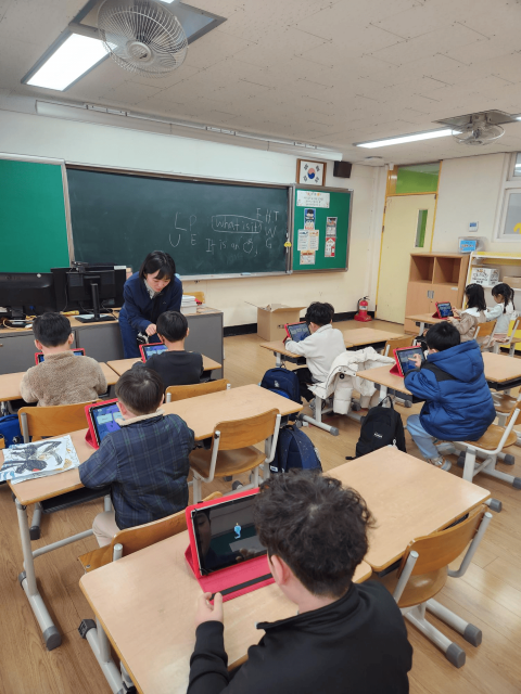 인천 지역 초등학교 늘봄교실에서 학생들이 태블릿 기반 영어 학습 프로그램 ‘알공영어’를 활용해 수업에 참여하고 있다