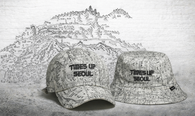 타임슬립(Time’s Lip)이 선보인 ‘Old Seoul Map’ 볼캡과 버킷햇. 서울의 옛 지도를 그래픽 패턴으로 적용해 브랜드의 빈티지 콘셉트를 표현했다