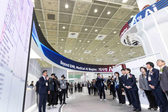 유비케어 부스에 방문해 현장 투어중인 김진태 유비케어 대표이사(왼쪽에서 두번째), 정은경 보건복지부 장관(왼쪽에서 세번째)