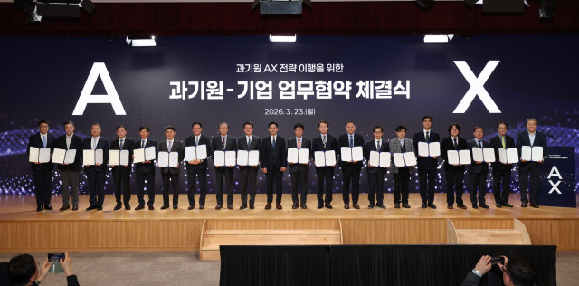 엘앤에프와 4대 과기원 및 협력사 관계자들이 지역산업 인공지능 전환(AX)을 위한 업무협약(MOU) 체결 후 기념 촬영을 하고 있다