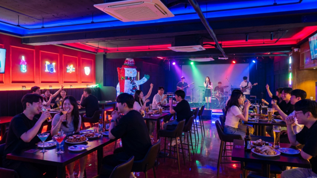 잼라운지 홍대점 공연 및 다이닝 공간 전경, 사진=잼라운지 제공