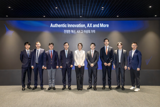 더존비즈온은 지난 27일 서울 중구 더존을지타워에서 ‘2026년 비전 선포식’을 개최했다. 왼쪽부터 더존비즈온 조선경 상무, 홍용선 부사장, 공동대표 지용구 사장·이강수 부회장, EQT Partners Korea 연다예 대표, 안재연 전무, 정준모 이사, 변훈 이사, 구성기 고문