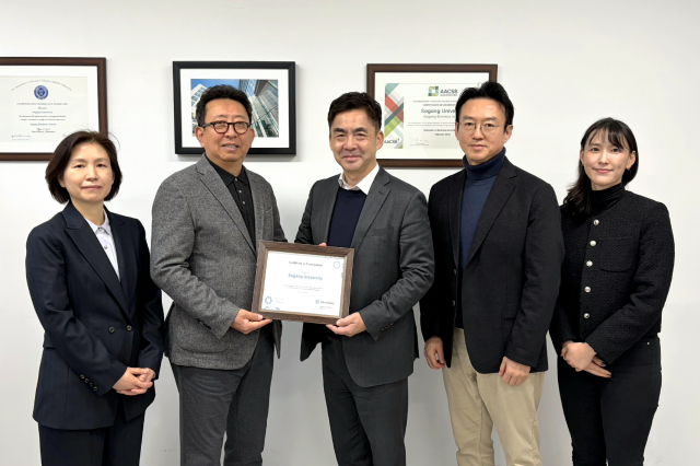 서강대학교 경영대학과 CFA Institute의 UAP 제휴식 참석자들이 기념 촬영을 하고 있다. 왼쪽부터 이영주 교수, 김도성 경영대학 학장, 정동우 CFA한국협회 회장, 강세환 전무, 김예슬 과장