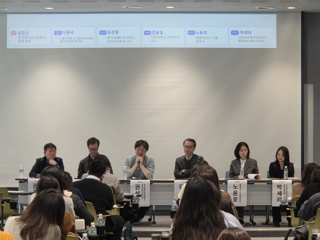 왼쪽부터 한국청소년사업총연합회 권준근 회장, 가톨릭대학교 의정부성모병원 이해국 교수, 한국침례신학대학교 상담심리학과 권선중 교수, 서울대학교 평생교육원장 김동일 교수, 법률사무소 사월 노윤호 변호사, 시립보라매인터넷중독예방상담센터 박세라 센터장이 지정토론에 참여하고 있다