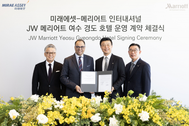 3월 19일 서울 서초구 JW 메리어트 서울에서 ‘JW 메리어트 여수 경도 호텔’ 운영 계약 체결식이 열렸다. 왼쪽부터 남기덕 메리어트 인터내셔널 한국·필리핀·베트남 지역 대표, 라지브 메논(Rajeev Menon) 메리어트 인터내셔널 아시아 태평양(중화권 제외) 지역 사장, 최창훈 미래에셋자산운용 부회장, 채창선 미래에셋컨설팅 대표