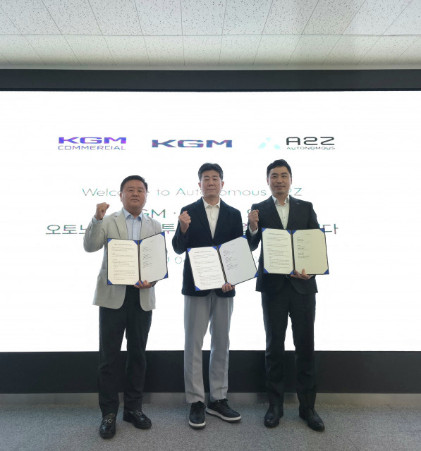 KGM이 자회사인 KGM 커머셜과 함께 글로벌 자율주행 기업 오토노머스에이투지와 자율주행 기술 MOU를 체결하고 상호 적극 협력하기로 했다. 왼쪽부터 KGMC 김종현 대표, KGM 황기영 대표, 에이투지 한지형 대표