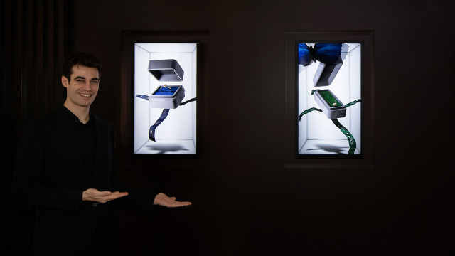 삼성전자 모델이 무안경 3D 디스플레이 32형 ‘스페이셜 사이니지’ 신제품을 소개하고 있다