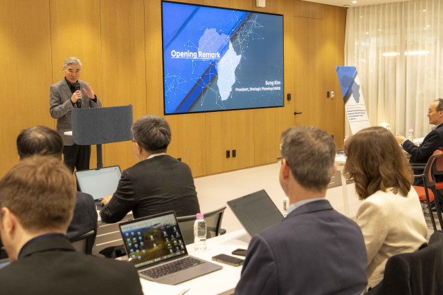 성 김 현대차그룹 전략기획담당 사장이 ‘SOAS CSST 연구 성과 보고회’에서 인사말을 하고 있다