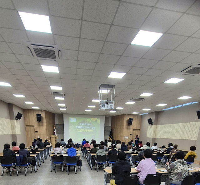 국제아로마테라피임상연구센터 최승완 교수가 영천농협 여성대학에서 ‘중년 여성 건강 힐링 아로마테라피프로그램’을 강연하고 있다