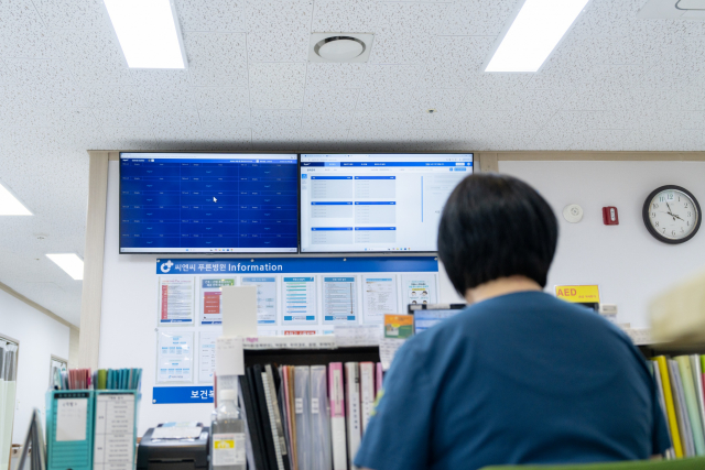 씨엔씨푸른병원 병동에 설치된 웨어러블 심장질환 모니터링 기기 ‘ThynC’