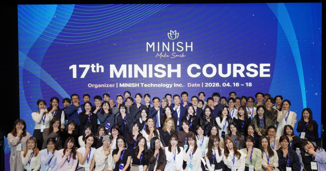 ‘제17회 미니쉬코스’에 참가한 수료생들과 미니쉬테크놀로지 관계자가 교육 과정을 마치고 단체사진을 찍고 있다