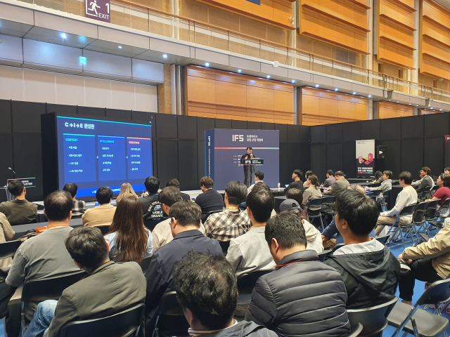 포스페이스랩 승영욱 대표가 ‘IFS 2026’에서 데이터 기반 프랜차이즈 운영 혁신 전략을 발표하고 있다