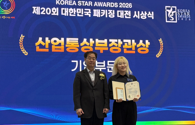 팜피 박혜진 대표가 ‘대한민국 패키징 대전’에서 산업통상부 장관상 수상 후 기념사진을 촬영하고 있다