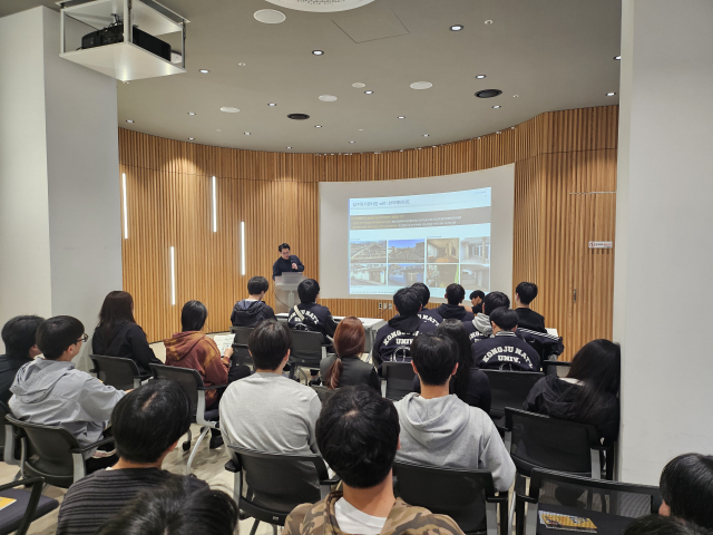 천안 타운홀에서 국립공주대학교 도시·교통공학과 학생들이 천안시 도시재생지원센터 김지훈 사무국장의 특강을 경청하고 있다