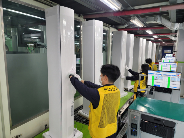 삼성전자가 다가오는 더위로 급증하는 에어컨 수요에 신속히 대응하기 위해 에어컨 생산라인을 풀가동했다