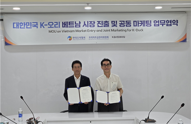 왼쪽부터 한국오리협회 이창호 회장, K&K트레이딩 박창규 대표가 ‘대한민국 K-오리 베트남 시장 진출 및 공동 마케팅 업무협약’ 체결 후 기념사진을 촬영하고 있다