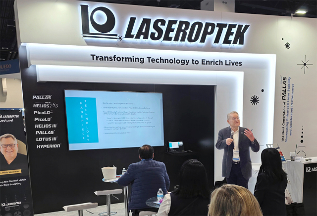 레이저옵텍 부스에서 윌리엄 필립 워슐러 박사가 ‘피코스컬프팅’에 대해 발표하고 있다(사진=레이저옵텍)