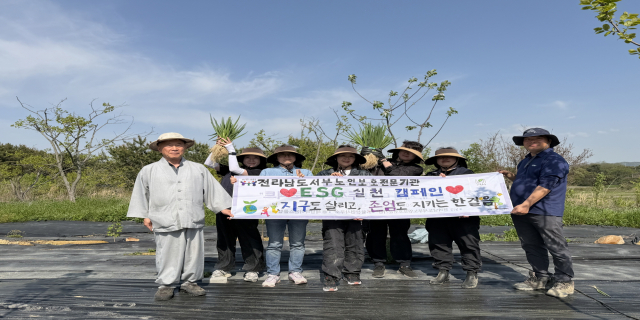 ‘Farm 나누어드림’ 참여자들이 단체사진을 촬영하고 있다