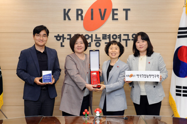 고혜원 한국직업능력연구원 원장(왼쪽에서 두 번째)과 이희정 세종사회복지공동모금회 사무처장(오른쪽에서 두 번째), 김영종 한국직업능력연구원 감사실장(왼쪽 첫 번째), 김은영 세종사회복지공동모금회 팀장(오른쪽 첫 번째) 등이 지난 4월 22일 희망2026나눔캠페인 이웃사랑 실천 우수기관 감사패 전달식에 참석해 기념촬영을 하고 있다