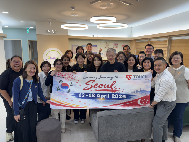 싱가포르 TOUCH Community Services 실무진이 서울시아이윌센터(중부아이윌센터)를 방문해 기념 촬영을 하고 있다