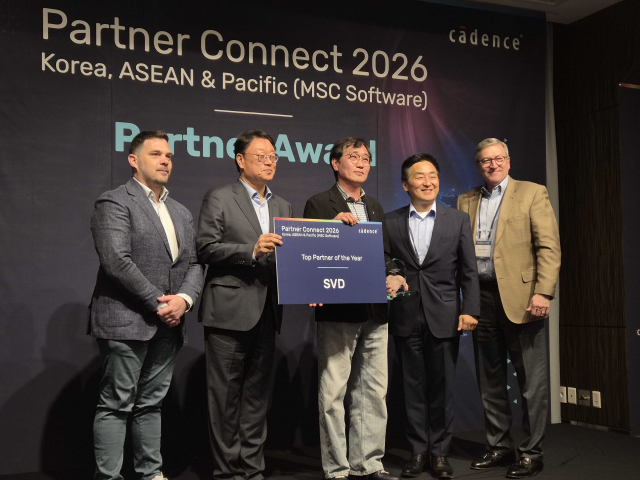 에스브이디 김진봉 대표(오른쪽에서 세 번째)가 Top Partner of the Year 수상 피켓을 들고 있다