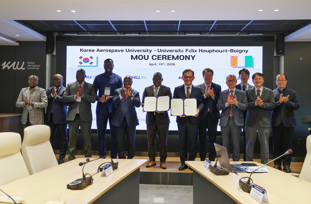 한국항공대학교 허희영 총장과 UFHB 발로 지에 총장을 비롯한 양 대학 및 코트디부아르 고등교육부 관계자들이 업무협약(MOU) 체결 후 단체 기념촬영을 하고 있다