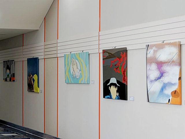 수원SK아트리움 아트갤러리에 성인 장애인과 가족 참여자들의 작품이 전시돼 있다