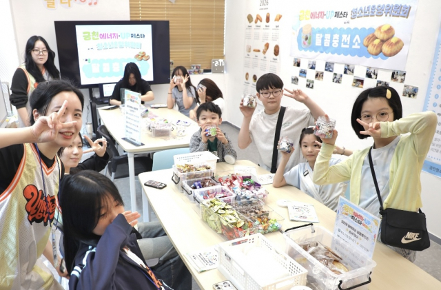 금천청소년문화의집 랄라 청소년운영위원회 위원들이 준비한 간식팩 만들기 체험을 하고 있다