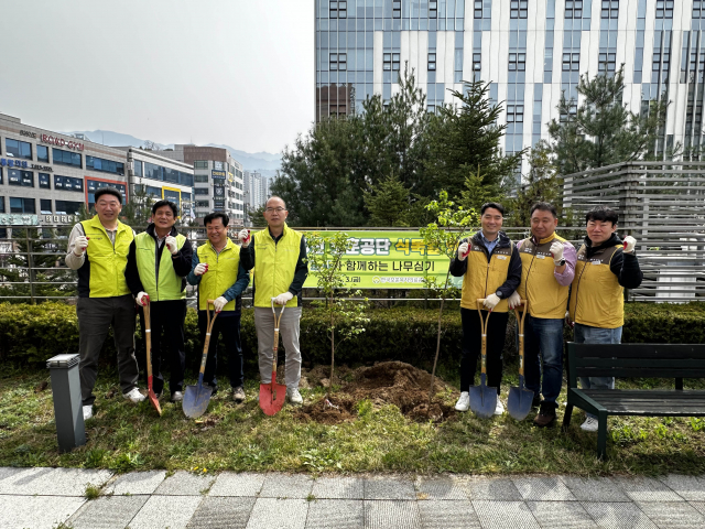 식목일을 앞둔 4월 3일(금) 한국보훈복지의료공단 윤종진 이사장(왼쪽 네 번째)과 노동조합 대표가 식목일 기념식수를 심은 뒤 기념사진을 찍고 있다
