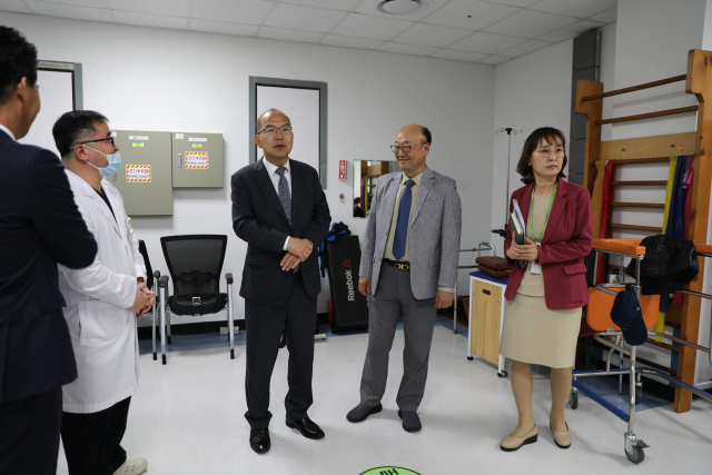 한국보훈복지의료공단 윤종진 이사장(왼쪽 세 번째)이 20일(월) 인천보훈병원을 방문해 의료현장을 확인하고 있다