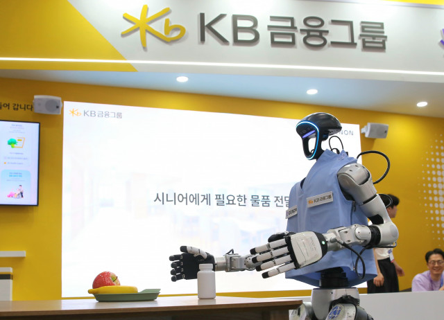 서울 코엑스에서 열린 ‘AI EXPO KOREA 2026’에서 시니어 돌봄 특화 휴머노이드 로봇 ‘젠피(GenP)’가 라이브 시연을 하고 있다