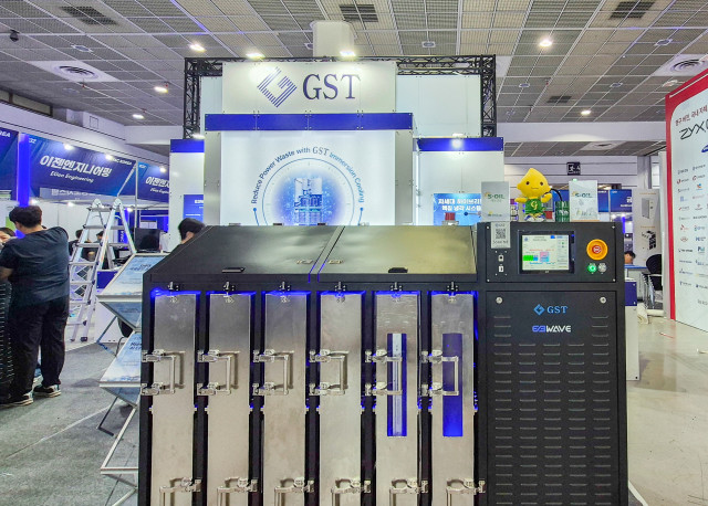 S-OIL이 GST와 ‘HVAC KOREA 2026’ 전시회에서 데이터센터용 액침 냉각 솔루션을 선보이고 있다