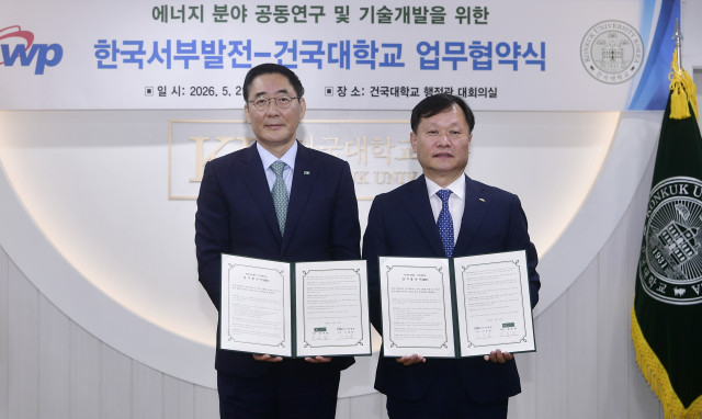 왼쪽부터 원종필 건국대 총장과 이정복 한국서부발전 사장이 업무협약식에서 기념 촬영을 하고 있다