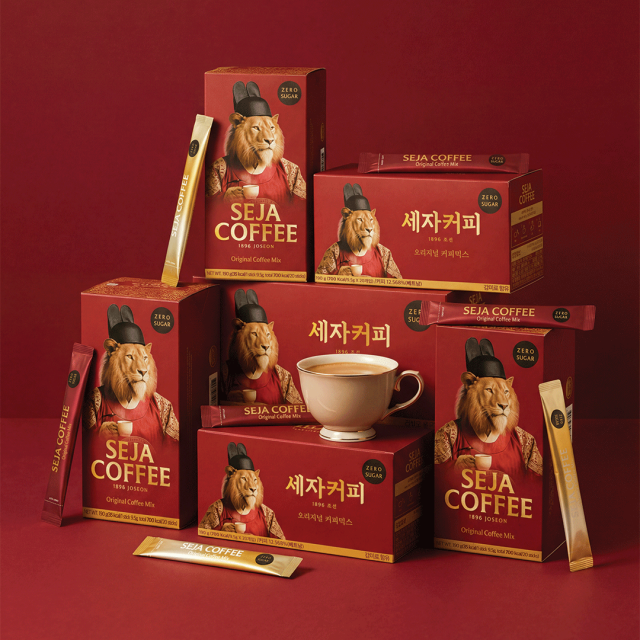 세자커피 대표 제품. 한국적 헤리티지 무드를 담은 패키지와 스틱형 커피 제품 구성