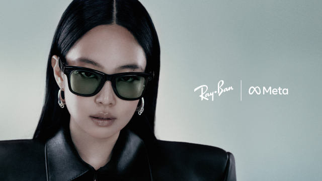 제니가 착용한 ‘레이밴 메타 웨이페어러(RAY-BAN META WAYFARER)’(제공=레이밴)
