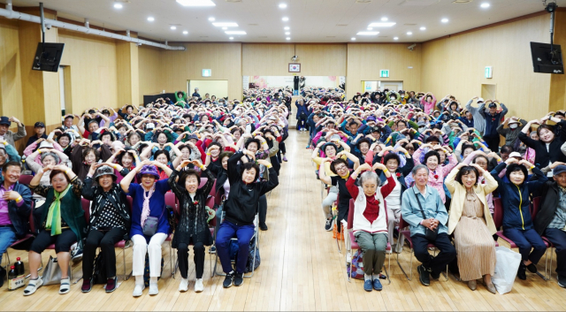 도봉노인종합복지관이 제54회 어버이날 행사 ‘봄.봄.봄 - 돌봄, 마주봄, 이어봄’을 성황리 개최했다