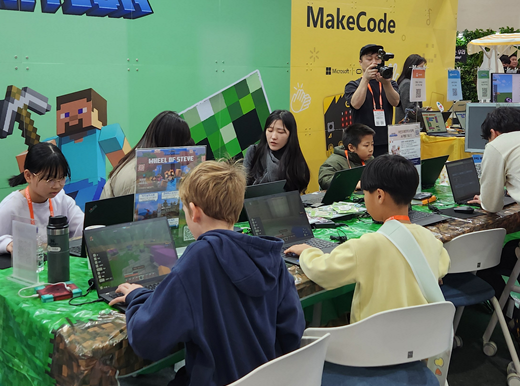‘2026 대한민국교육박람회’ 고우넷 부스에서 초등학생들이 디지털 새싹에 활용될 Minecraft Education 프로그램 데모를 교육받고 있다