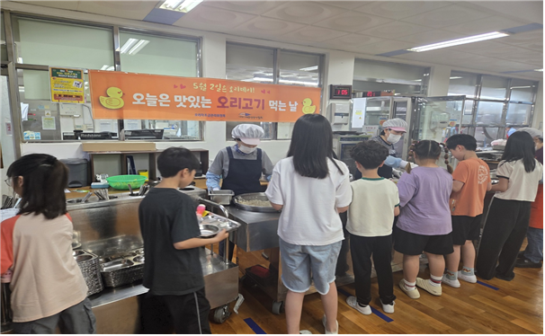 오리자조금관리위원회·대한영양사협회, 국내산 오리고기 학교급식 확대 공동 캠페인 - 초등학교 오리고기 급식 배식 사진