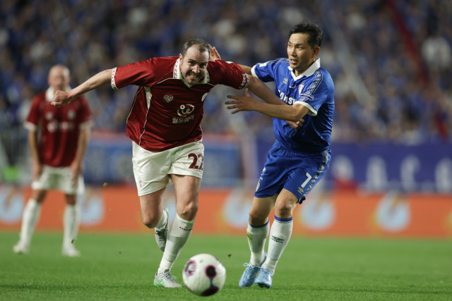 4월 19일 경기도 수원시 수원월드컵경기장에서 열린 OGFC VS 수원 삼성 레전드 매치에서 존 오셔 선수가 월드쉐어 유니폼을 입고 경기를 뛰고 있다(제공=슛포러브)