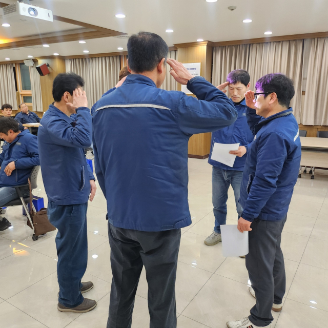 현대종합금속 직원들이 부패방지 청렴서약을 하고 있다
