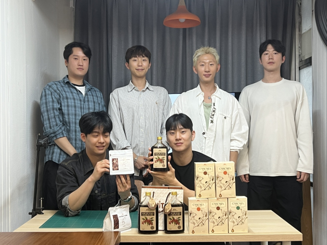에스엔씨솔루션 관계자와 빅딜컴퍼니 서준이 협력 계약 체결 후 기념촬영을 하고 있다