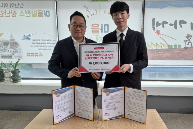 마을공동체 사회적협동조합 박시현 이사장과 컬쳐스튜디오솥 김인성 대표가 MOU 체결 후 영화제작지원 증서를 들고 기념하는 모습(제공=사과나무플랫폼TV)