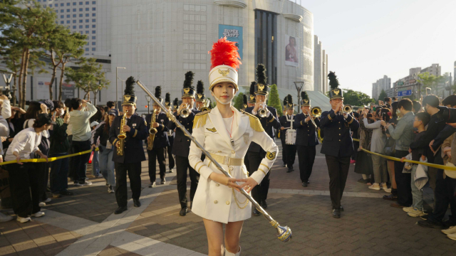 마칭밴드 비상이 서울 잠실 일대에서 열린 어린이날 퍼레이드에서 라이브 브라스 공연을 선보였다