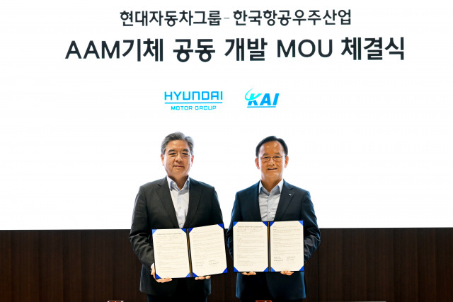 왼쪽부터 현대차그룹 장재훈 부회장, KAI 김종출 사장