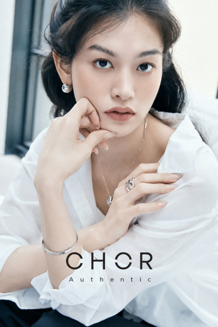 GS샵이 자체 패션 브랜드 ‘코어 어센틱(CHOR AUTHENTIC)’을 주얼리까지 확장하며 토탈 패션 브랜드로 완성도를 높이고 있다