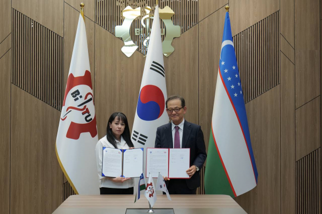 허희영 한국항공대학교 총장(오른쪽)이 4월 30일(현지 시간) 아모노바 마틀루바 무흐토로브나 부하라혁신교육의과대학교(BIMU) 총장과 협정 체결 후 기념 촬영을 하고 있다
