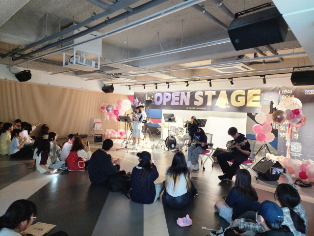 ‘Open Stage’ 무대에서 ‘SL밴드부’가 공연을 하고 있다