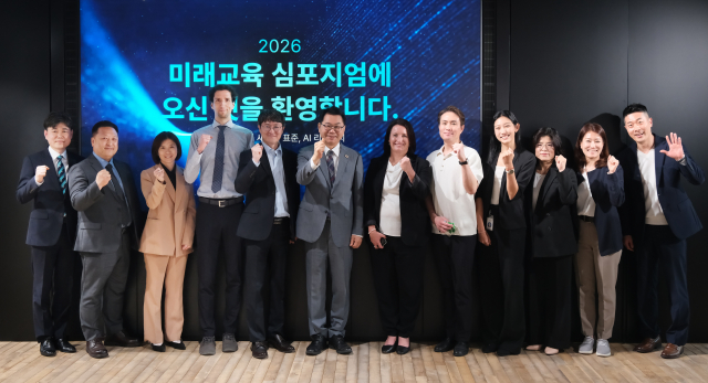 미래교육 심포지엄 발표자, 패널, 관계자들이 단체사진을 촬영하고 있다. 왼쪽부터 이명구 광신중학교 교감, 정재엽 경기도교육청 디지털교육정책과 장학관, 이은주 경기도교육연구원 소장, 다니엘 콕스 디지털리터러시협회 외래교수, 박일준 디지털리터러시협회 회장, 이한주 대통령 정책특별보좌관, 미아 갈릭 메타 호주·일본·한국·뉴질랜드·태평양 공공정책 총괄, 이원희 메타코리아 이사, 리사 콕 메타 아시아퍼시픽 매니저, 윤선동 서초구 AI 마법학교 전문 코치, 김묘은 디지털리터러시협회 대표, 김민광 연합뉴스TV 아나운서