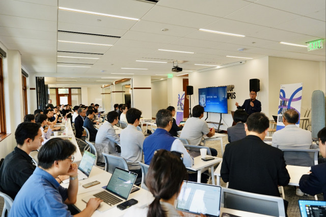 SK AI위원회는 K-AI 얼라이언스의 연례행사인 ‘유나이트 2026’를 26일(현지시간) 미국 실리콘밸리에서 개최했다고 밝혔다. 사진은 ‘유나이트 2026’에서 연설을 진행중인 유영상 SK AI위원장
